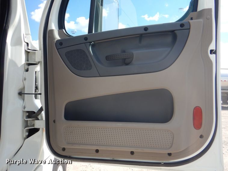 image for item JY9840 2013 Freightliner Cascadia 125  semi truck