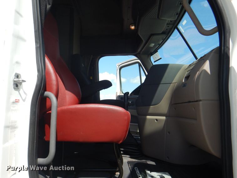 image for item JY9840 2013 Freightliner Cascadia 125  semi truck