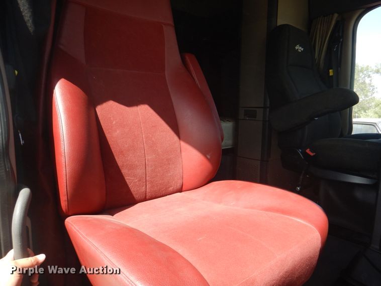 image for item JY9840 2013 Freightliner Cascadia 125  semi truck