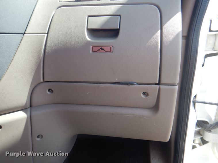 image for item JY9840 2013 Freightliner Cascadia 125  semi truck