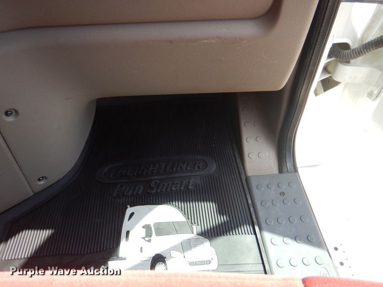 image for item JY9840 2013 Freightliner Cascadia 125  semi truck