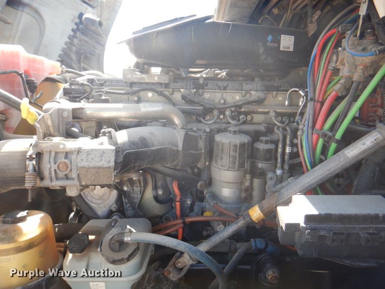 image for item JY9840 2013 Freightliner Cascadia 125  semi truck