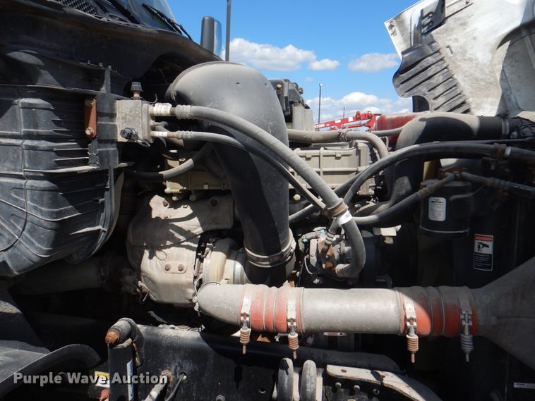 image for item JY9840 2013 Freightliner Cascadia 125  semi truck