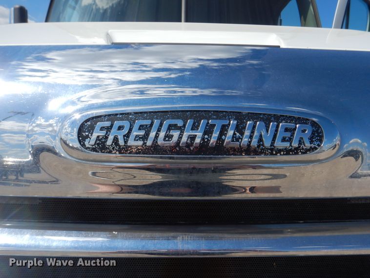image for item JY9840 2013 Freightliner Cascadia 125  semi truck