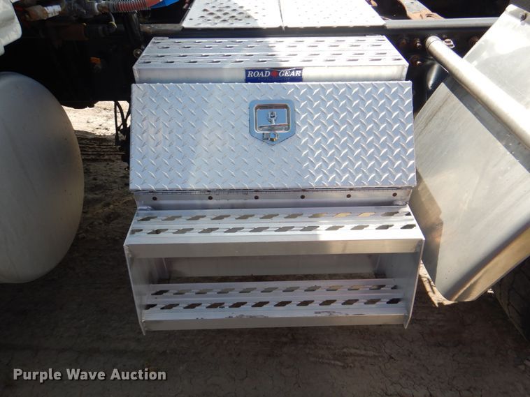 image for item JY9840 2013 Freightliner Cascadia 125  semi truck