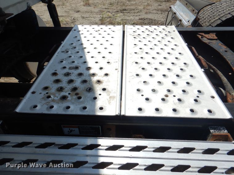 image for item JY9840 2013 Freightliner Cascadia 125  semi truck