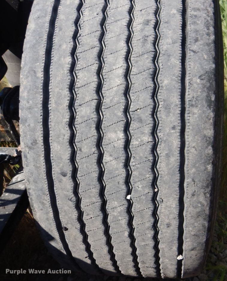 image for item JY9840 2013 Freightliner Cascadia 125  semi truck