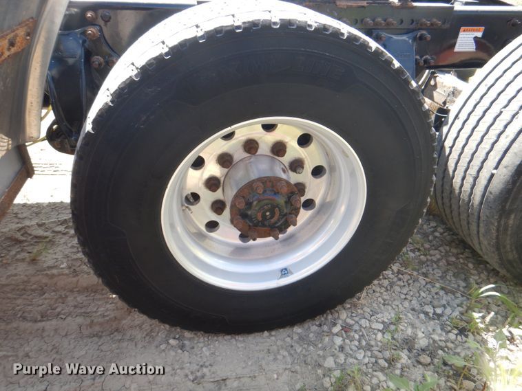 image for item JY9840 2013 Freightliner Cascadia 125  semi truck