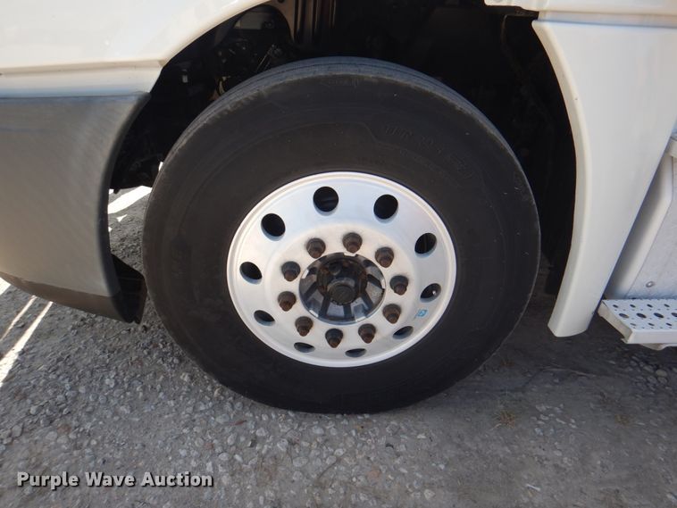 image for item JY9840 2013 Freightliner Cascadia 125  semi truck