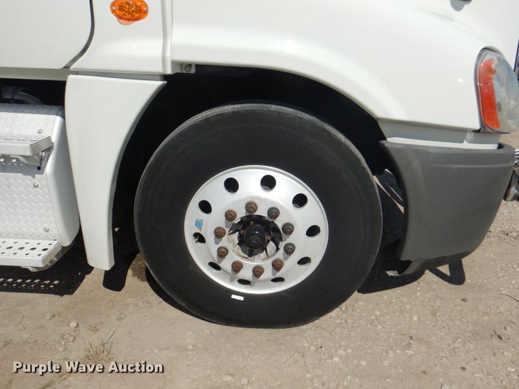 image for item JY9840 2013 Freightliner Cascadia 125  semi truck