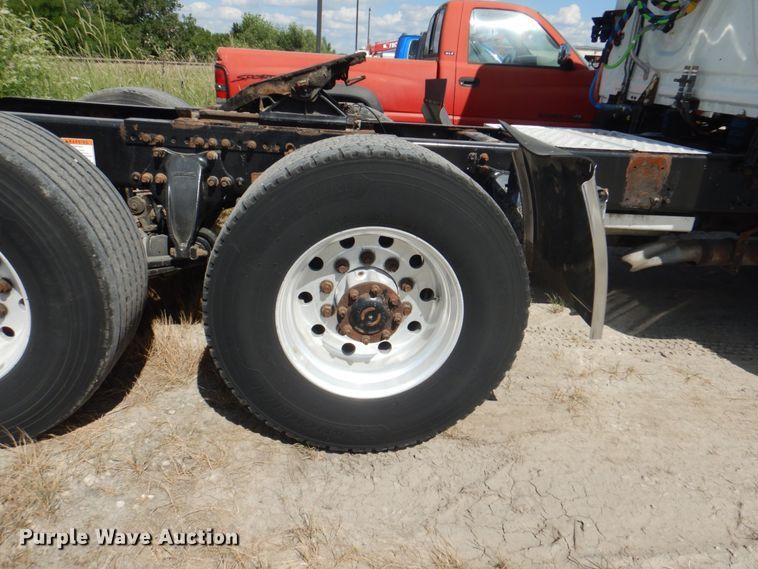 image for item JY9840 2013 Freightliner Cascadia 125  semi truck