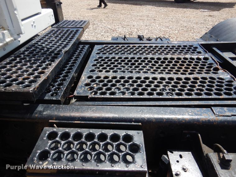 image for item JZ9978 2001 Ottawa CYT30  yard truck