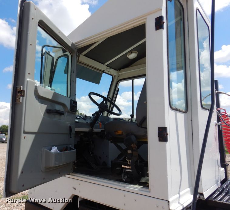 image for item JZ9978 2001 Ottawa CYT30  yard truck