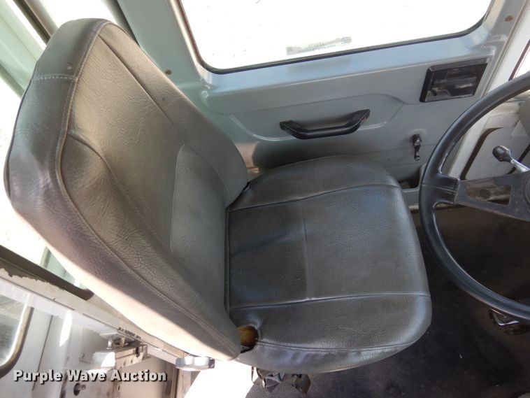 image for item JZ9978 2001 Ottawa CYT30  yard truck