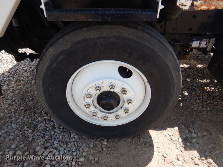 image for item JZ9978 2001 Ottawa CYT30  yard truck