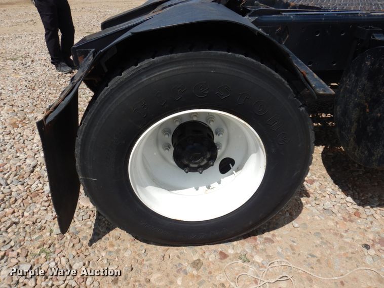 image for item JZ9978 2001 Ottawa CYT30  yard truck