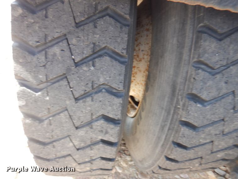 image for item JZ9978 2001 Ottawa CYT30  yard truck