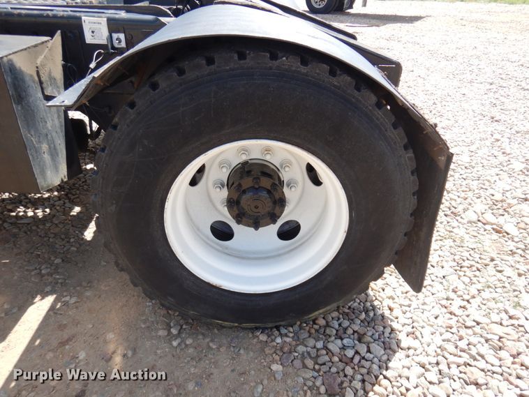 image for item JZ9978 2001 Ottawa CYT30  yard truck