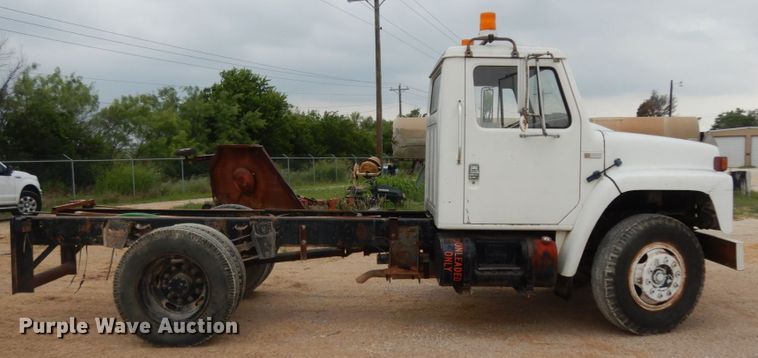 image for item DC2057 1983 International 1724  truck cab and chassis