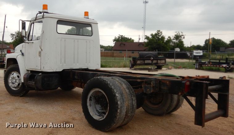 image for item DC2057 1983 International 1724  truck cab and chassis