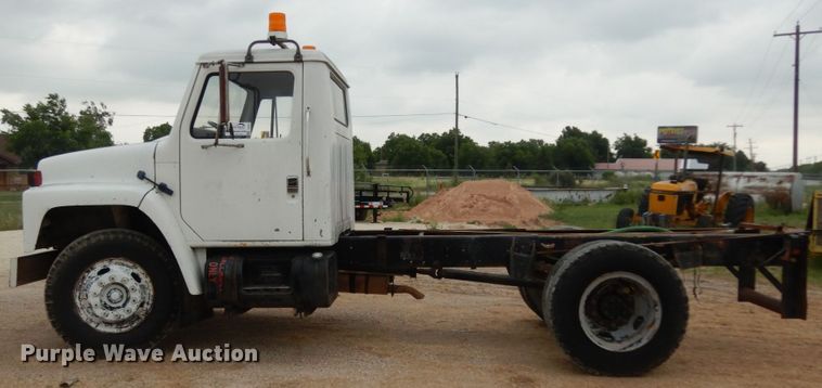 image for item DC2057 1983 International 1724  truck cab and chassis