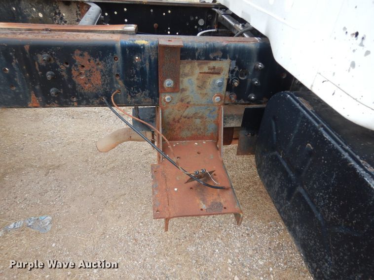 image for item DC2057 1983 International 1724  truck cab and chassis