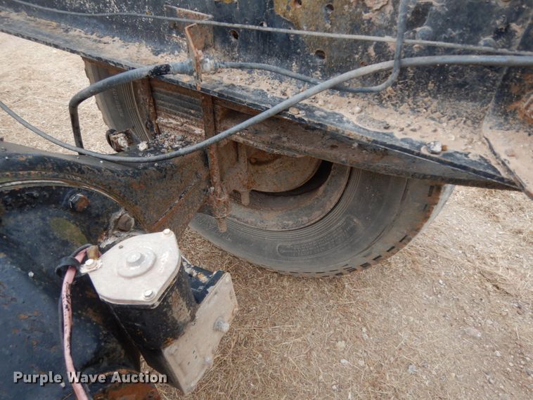 image for item DC2057 1983 International 1724  truck cab and chassis