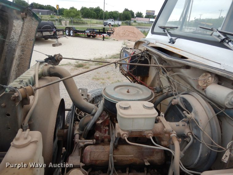 image for item DC2057 1983 International 1724  truck cab and chassis