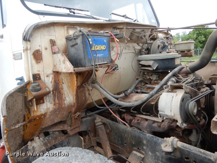 image for item DC2057 1983 International 1724  truck cab and chassis