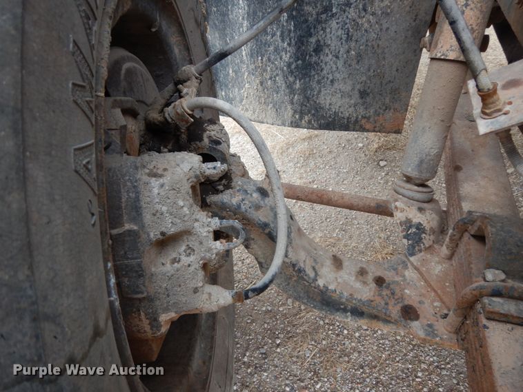 image for item DC2057 1983 International 1724  truck cab and chassis