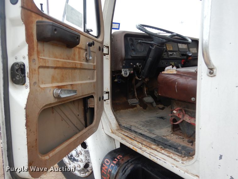 image for item DC2057 1983 International 1724  truck cab and chassis