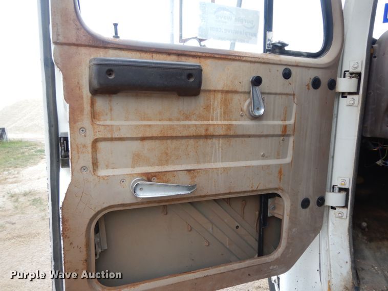 image for item DC2057 1983 International 1724  truck cab and chassis