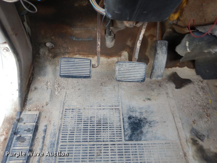 image for item DC2057 1983 International 1724  truck cab and chassis