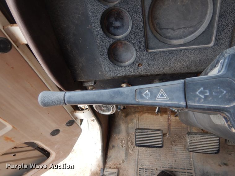 image for item DC2057 1983 International 1724  truck cab and chassis