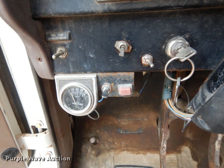 image for item DC2057 1983 International 1724  truck cab and chassis