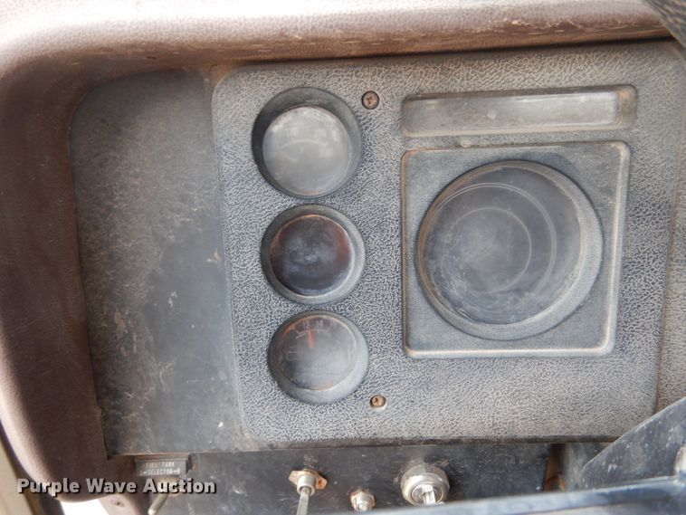 image for item DC2057 1983 International 1724  truck cab and chassis