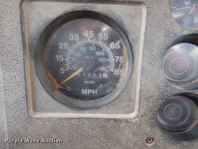 image for item DC2057 1983 International 1724  truck cab and chassis