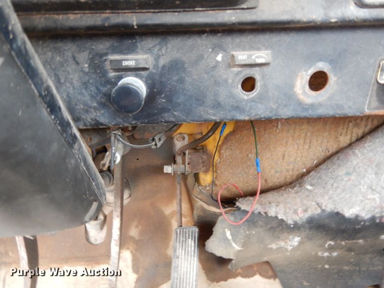 image for item DC2057 1983 International 1724  truck cab and chassis