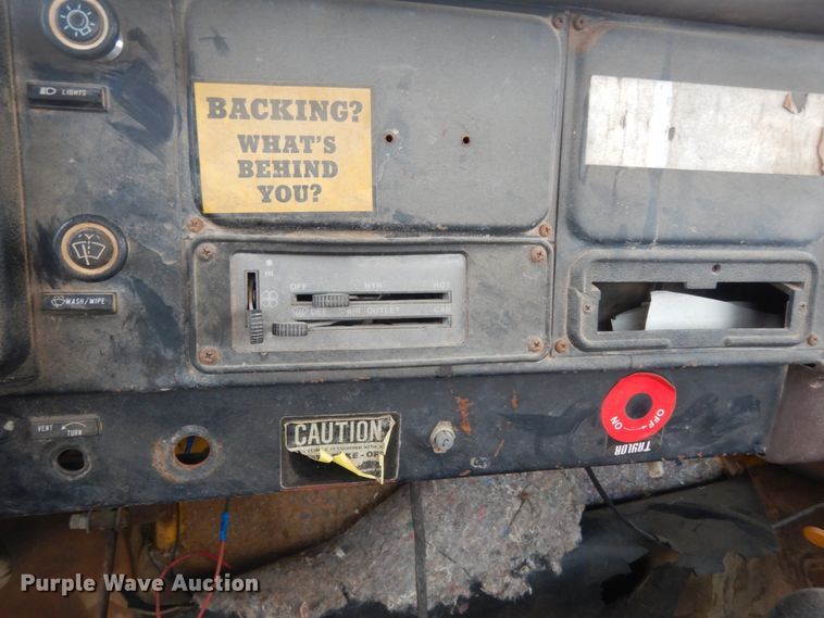 image for item DC2057 1983 International 1724  truck cab and chassis