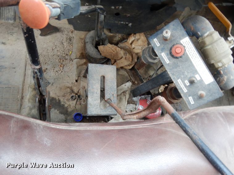 image for item DC2057 1983 International 1724  truck cab and chassis