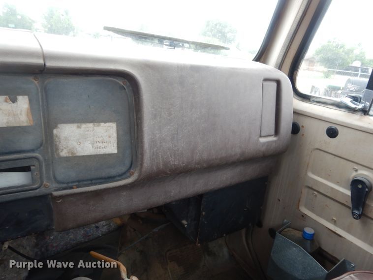 image for item DC2057 1983 International 1724  truck cab and chassis