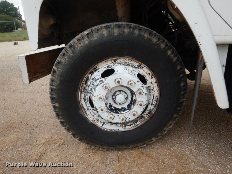 image for item DC2057 1983 International 1724  truck cab and chassis