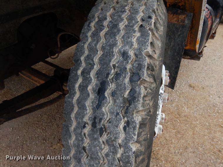 image for item DC2057 1983 International 1724  truck cab and chassis