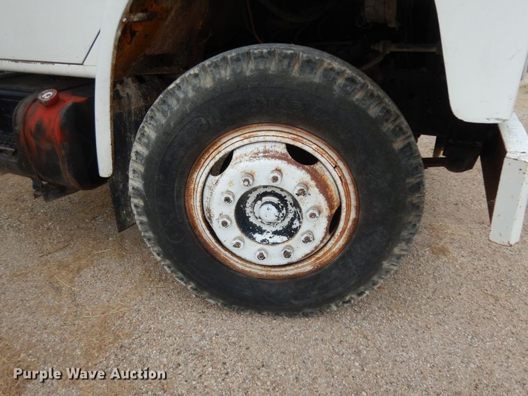 image for item DC2057 1983 International 1724  truck cab and chassis