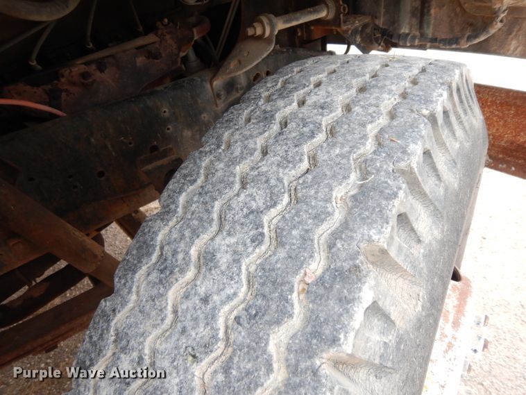 image for item DC2057 1983 International 1724  truck cab and chassis