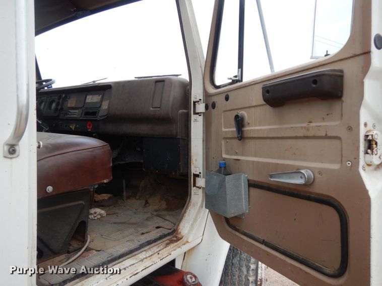 image for item DC2057 1983 International 1724  truck cab and chassis