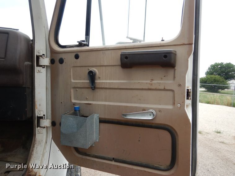 image for item DC2057 1983 International 1724  truck cab and chassis