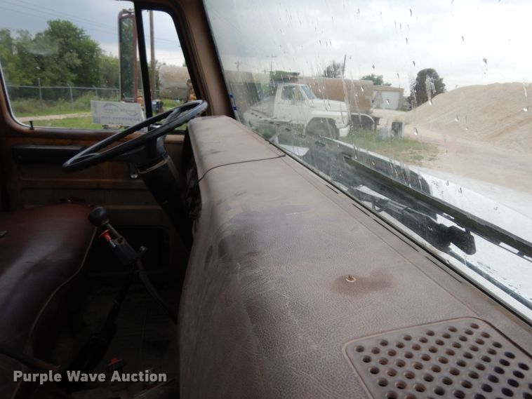 image for item DC2057 1983 International 1724  truck cab and chassis