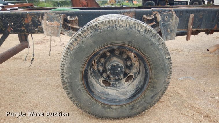 image for item DC2057 1983 International 1724  truck cab and chassis