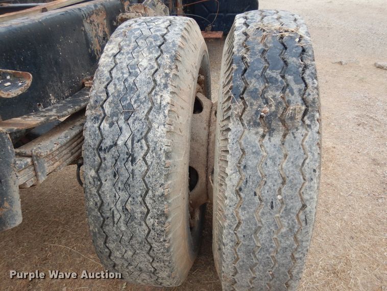 image for item DC2057 1983 International 1724  truck cab and chassis